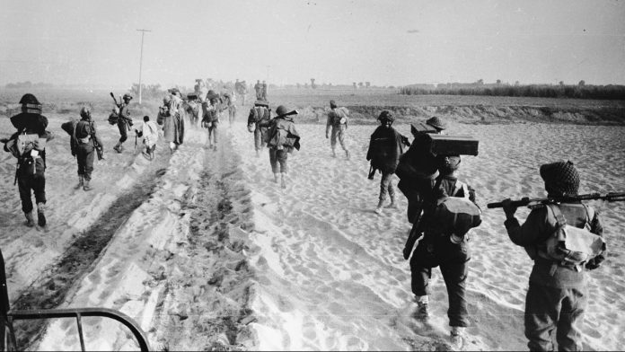 Latest news on 1971 War | theprint.in 17th December 1971: Indian troops advancing into East Pakistan (Bangladesh) | Central Press/Getty Images