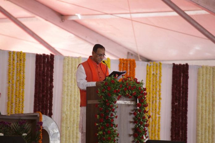 Latest news on oath taking | thprint.in Vijay Rupani being sworn in as Chief Minister of Gujarat (representational image)