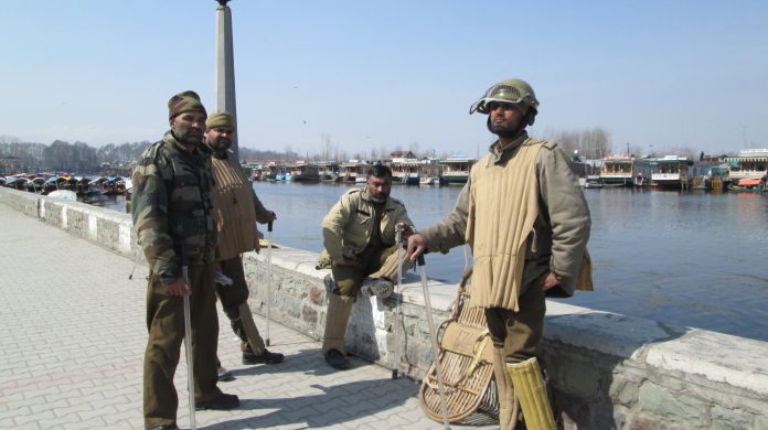 Kashmir_police_at_Dal_Lake.