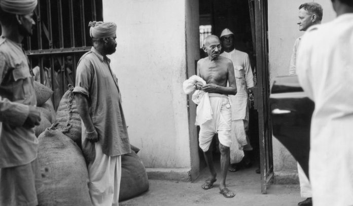 Mahatma Gandhi Gandhi leaves the Presidency Jail in Calcutta after interviewing political prisoners | Keystone/Getty Images