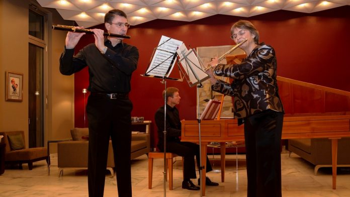 Latest news on Germany | The German ambassador Martin Ney (L) with his wife playing the flute at a private concert in his residence | india.diplo.de