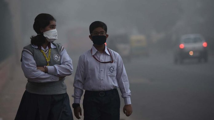 Air Pollution: Thick Smog Engulf Delhi NCR School children leaving for school amid heavy smog in New Delhi | Burhaan Kinu/Hindustan Times via Getty Images