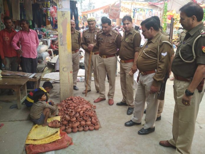 Latest news on Diwali | ThePrint The picture of policemen standing around 2 children selling diyas has gone viral | Twitter/@HatindersinghR