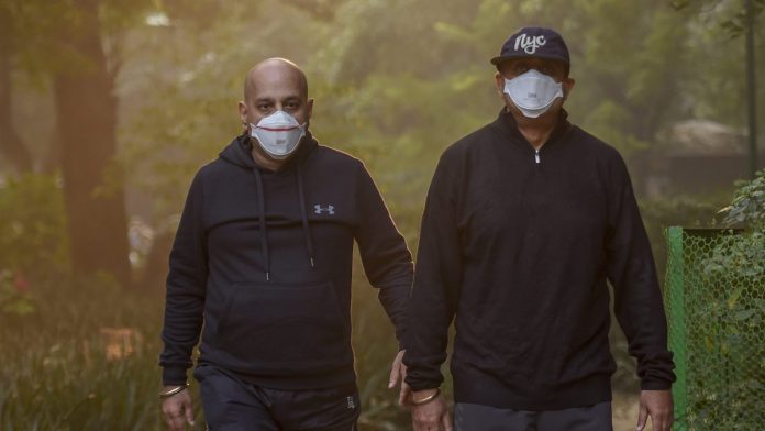 Latest news on Smog in Delhi | ThePrint People wearing anti-pollution mask, jogs through smog at Lodhi Garden in New Delhi | Kamal Singh/PTI
