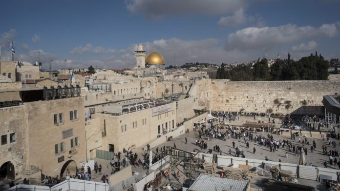 Latest news on Jerusalem and Ayodhya | theprint.in The Western Wall with the Dome of the Rock visible on the skyline in Jerusalem | Hope Ghelli/Bloomberg