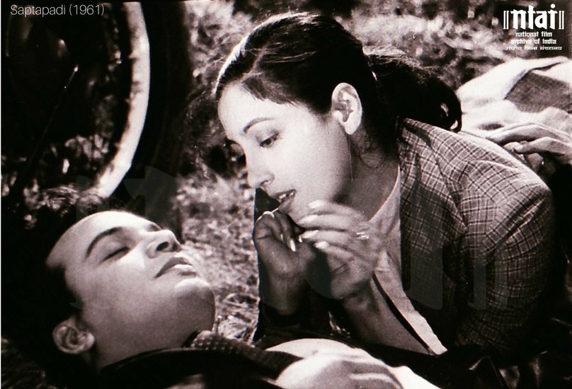 Suchitra Sen and Uttam Kumar in a still from Saptapadi | @NFAIOfficial/Twitter