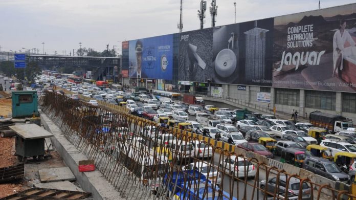 Delhi flyover The flyover between the Parade Road crossing and Dhaula Kuan was constructed and inaugurated in 136 days