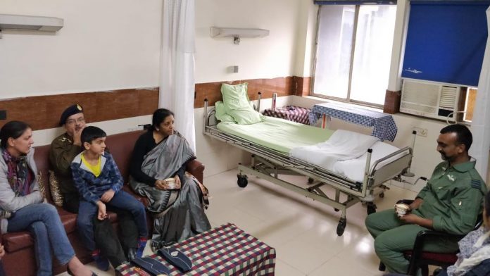 Sitharaman meets Abhinandan Nirmala Sitharaman met Wing Commander Abhinandan at a IAF medical facility