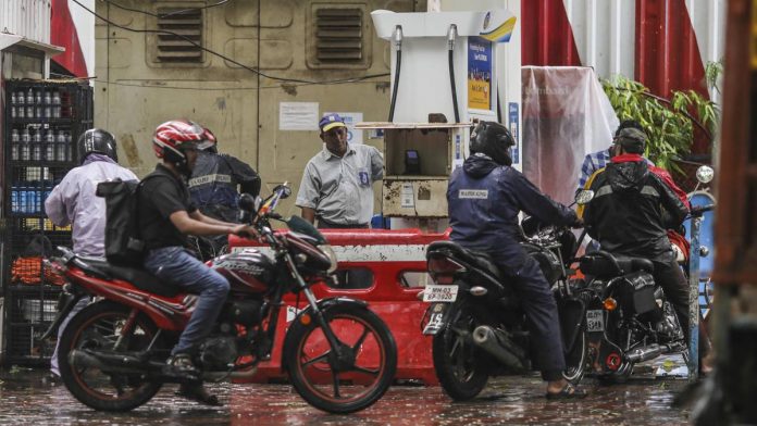 Latest news on Economy | ThePrint Motorcyclists wait in line gas station in Mumbai (Representational image)