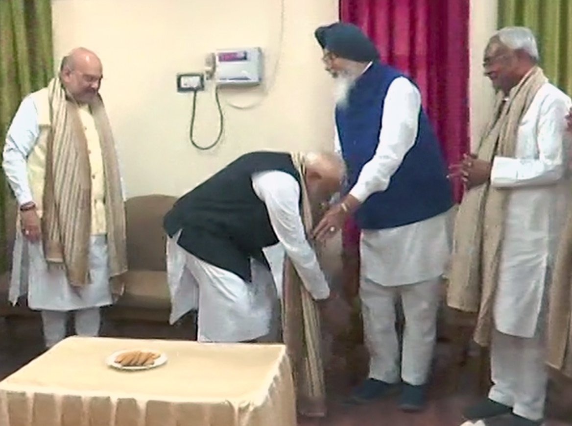 Inside Story Of Pm Modis Feet Touching Moment With Parkash Singh Badal In Varanasi