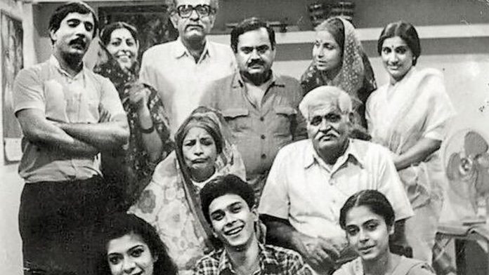 Hum Log The cast of DD's Hum Log | Twitter/FilmHistoryPics