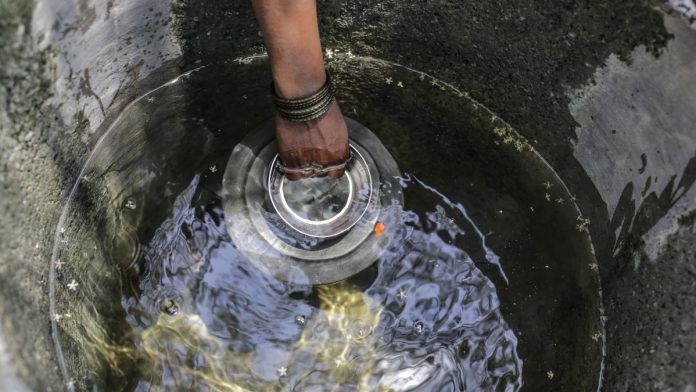Suicides and Drought Plague the Angriest State in India A woman fetches water from a small tank outside her house in Beed district, Maharashtra| Photo: Dhiraj Singh/Bloomberg
