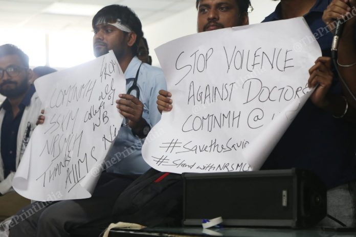 AIIMS2 Doctors in AIIMS, Delhi stage a peaceful protest. | Photo: Manisha Mondal | ThePrint