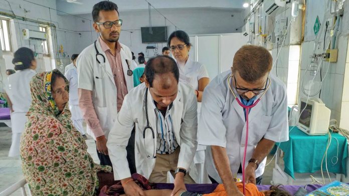 A doctor treats a child showing symptoms of Acute Encephalitis Syndrome at a hospital in Muzaffarpur | Photo: PTI