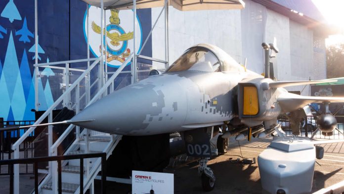 SAAB السويديه تعرض نقلا كاملا لتكنلوجيا تصنيع مقاتلتها Gripen بنصف تكلفه مقاتله Rafale Gripen-696x392