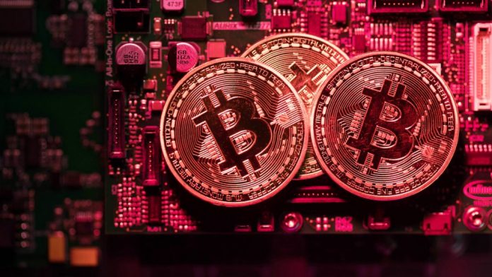 323823819_1-3-e1536989049610-1024x576 A pile of coins representing Bitcoin cryptocurrency | Photo: Chris Ratcliffe | Bloomberg