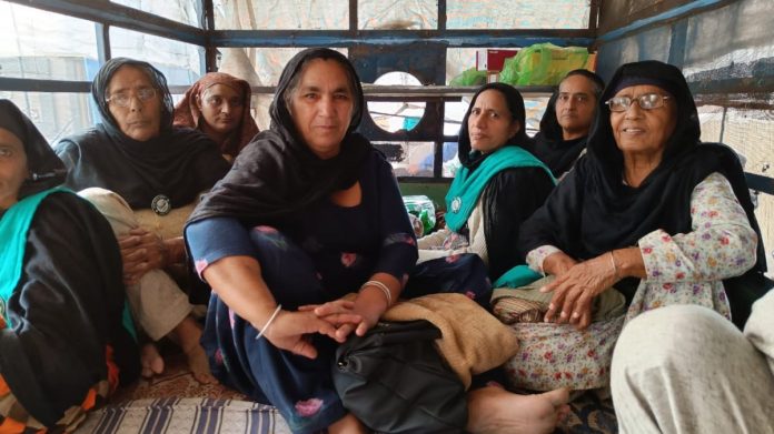 Women farmers head to their temporary quarters at Haryana's Bahadurgarh from the Tikri border on 19 November 2021 | Tina Das | ThePrint Women farmers head to their temporary quarters at Haryana's Bahadurgarh from the Tikri border on 19 November 2021 | Tina Das | ThePrint