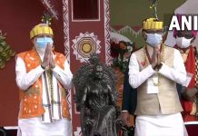 Prime Minister Narendra Modi (left) and Madhya Pradesh Chief Minister Shivraj Chouhan with a statue of Rani Kamlapati, in Bhopal Monday | Photo: Twitter | @ANI