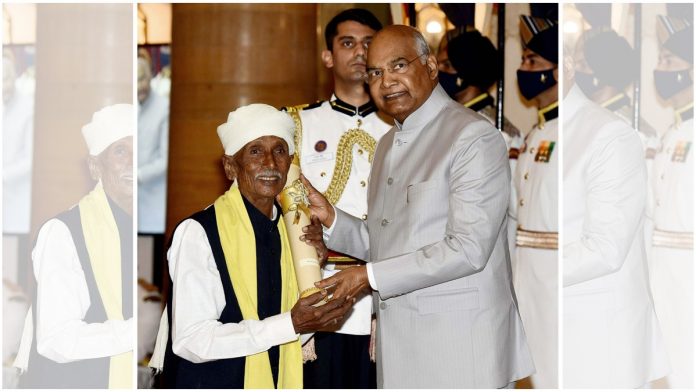 Le président Ram Nath Kovind présente le Padma Shri au représentant de Gussadi Kanaka Raju |  ANI
