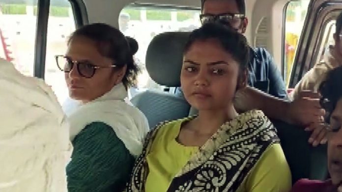 saayoni Saayoni Ghosh (right) with Trinamool Congress leader Sushmita Dev in Agartala | ANI